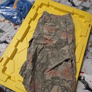 urban pipeline Men’s Leaf Print Cargo Shorts — Green & Brown